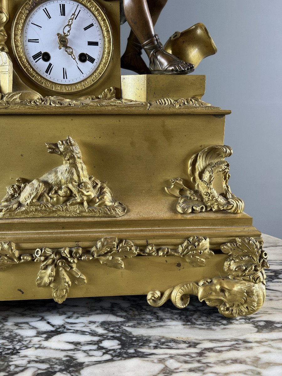 Pendule d’époque Empire en bronze doré et patiné, début XIXe siècle-photo-2