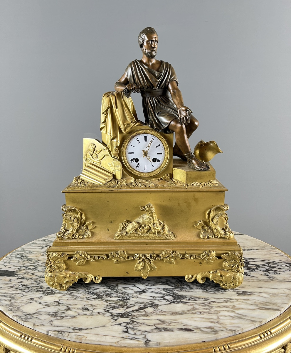 Pendule d’époque Empire en bronze doré et patiné, début XIXe siècle