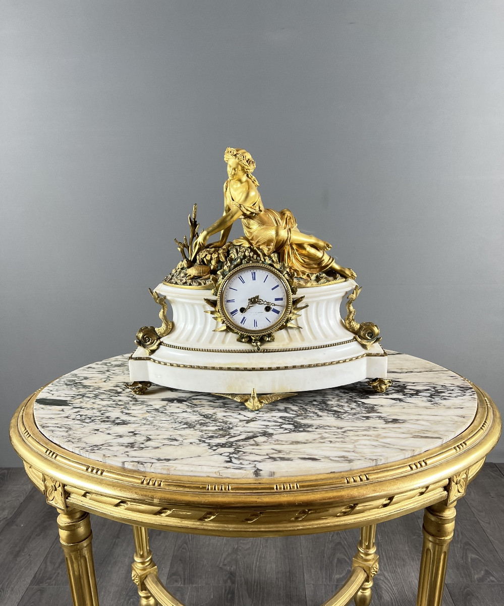 Pendule de style Louis XVI en marbre blanc et bronze doré, XIXe siècle