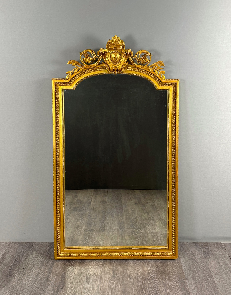 Grand miroir ancien en bois doré de style Louis XVI à fronton sculpté, XIXe siècle