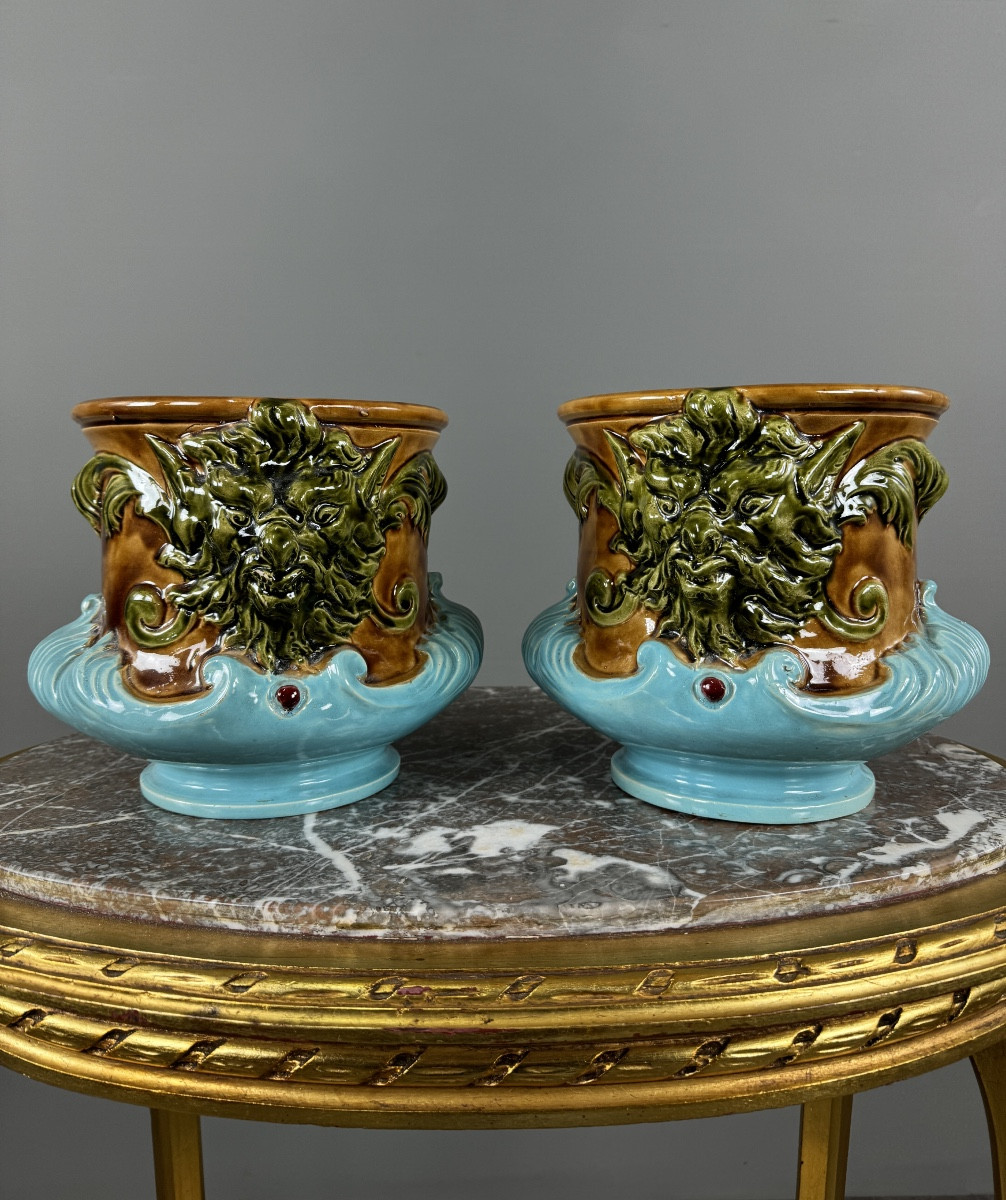 Paire de cache-pots en barbotine à décor de mascarons,  XIXe siècle
