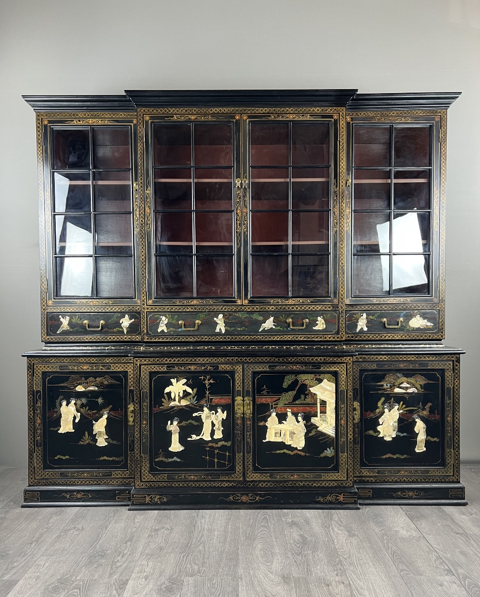 Grand buffet-vitrine en laque de Chine, XXe Siècle