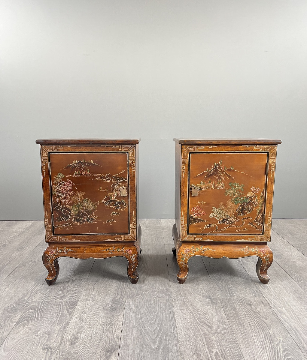 Paire De Chevets Chinois Laqués À Décor De Paysages, XXe Siècle