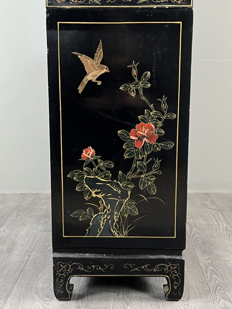 Vitrine chinoise laquée noire à décor de personnages, XXe siècle-photo-1