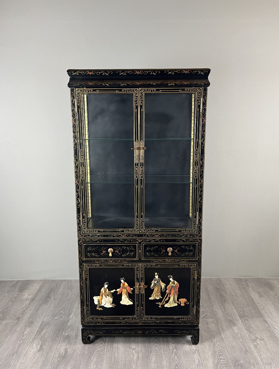 Vitrine chinoise laquée noire à décor de personnages, XXe siècle