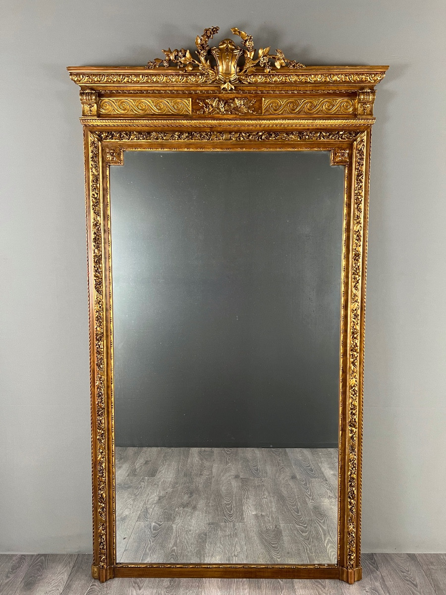 Grand miroir en bois doré de style Louis XVI à fronton sculpté, XIXe Siècle