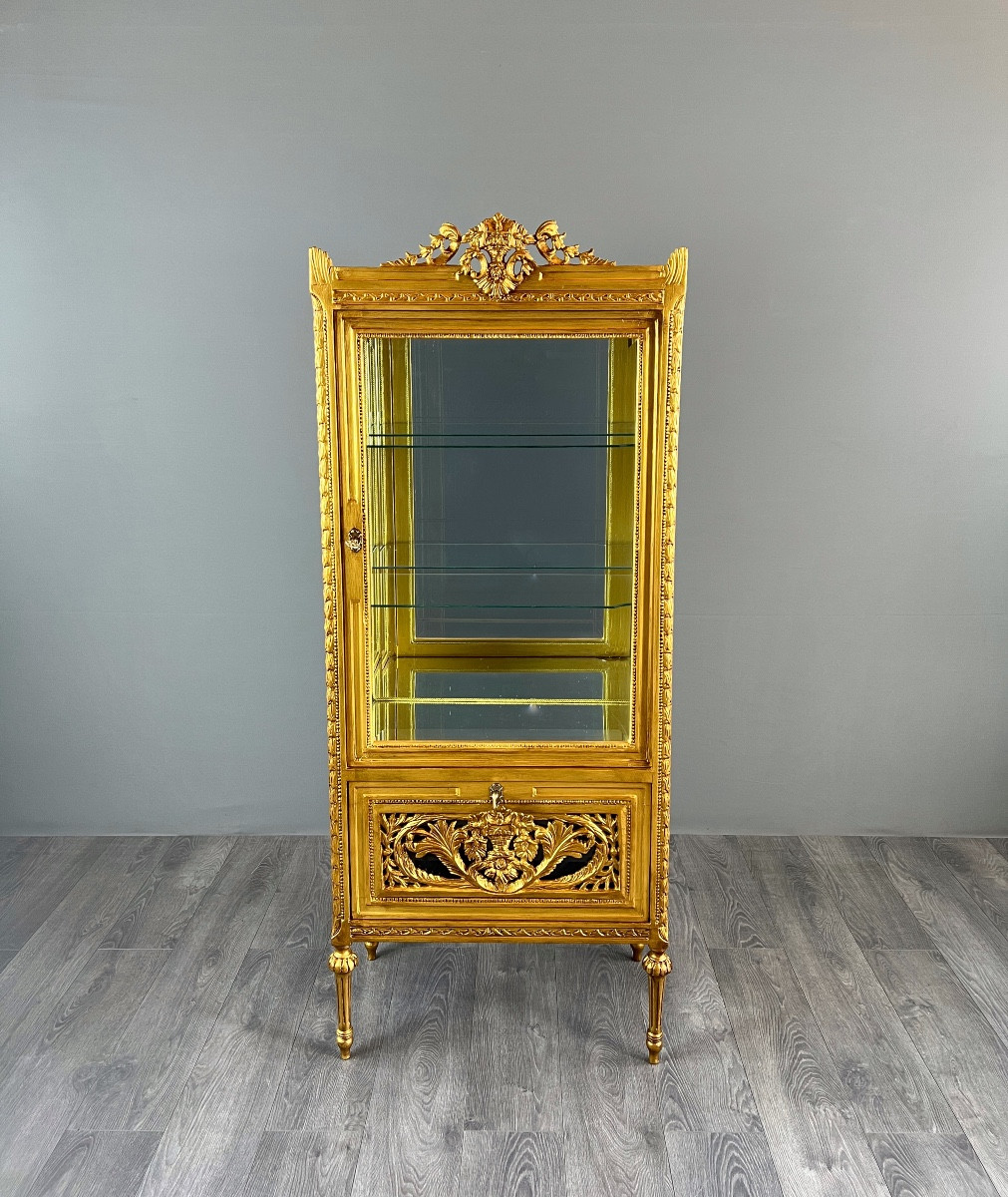 Vitrine en bois sculpté et doré, style Louis XVI, XXe Siècle