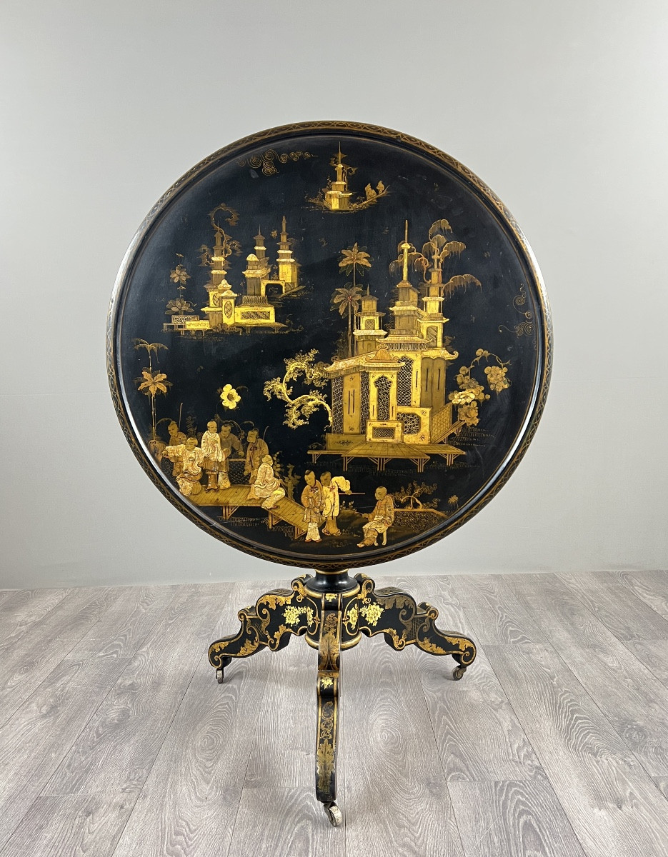 Japanese Folding Table Forming A Pedestal Table In Lacquered Wood And Gilded Decoration, 19th Century