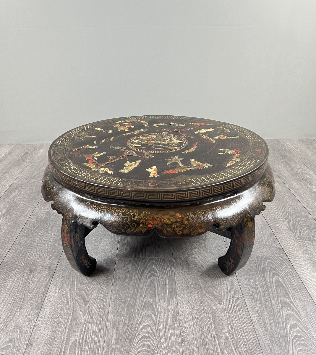Table basse asiatique en laque, décor incrusté, fin XIXe siècle