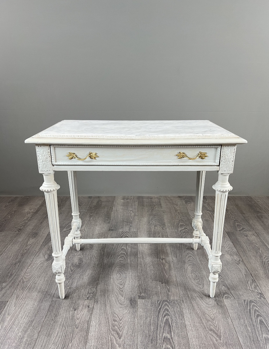 Table de style Louis XVI en bois peint et plateau en marbre, XXe Siècle