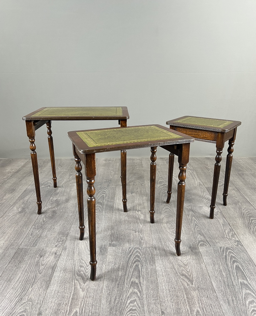Suite Of 3 Nesting Tables In Wood And Green Leather, 20th Century