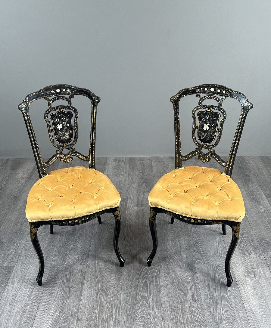 Paire de chaises Napoléon III marquetées et incrustées de nacre, XIXe Siècle