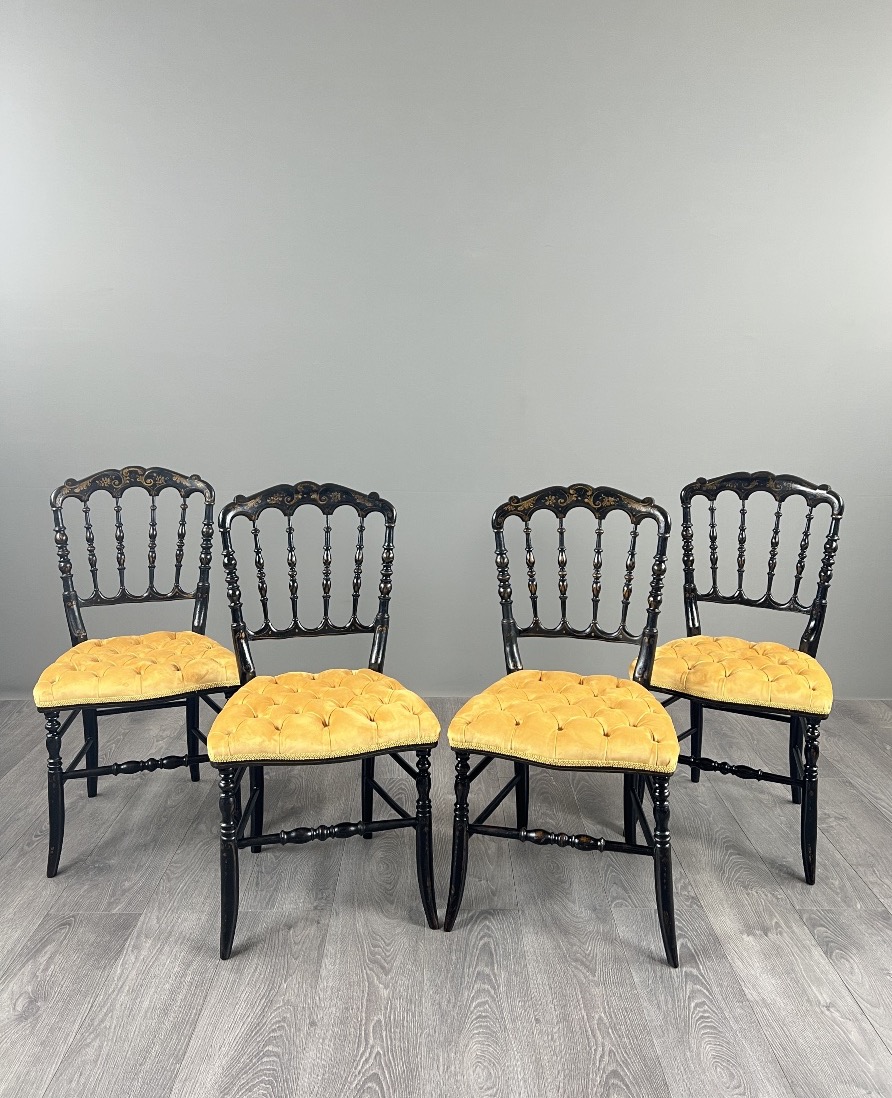 Suite de quatre chaises Napoléon III en bois noirci, XIXe Siècle