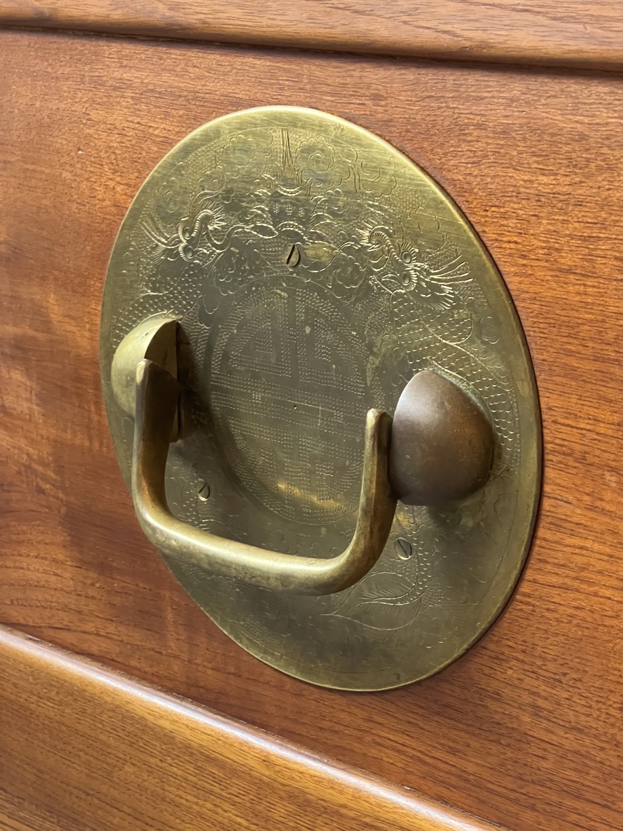 Paire de coffres asiatiques en bois et laiton gravé, XXe siècle-photo-3
