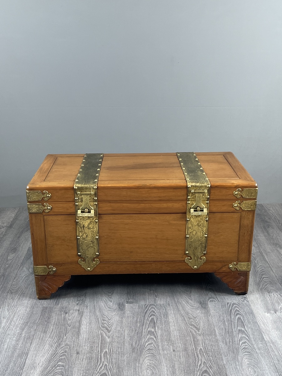 Paire de coffres asiatiques en bois et laiton gravé, XXe siècle-photo-1