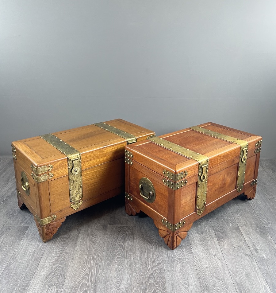 Paire de coffres asiatiques en bois et laiton gravé, XXe siècle