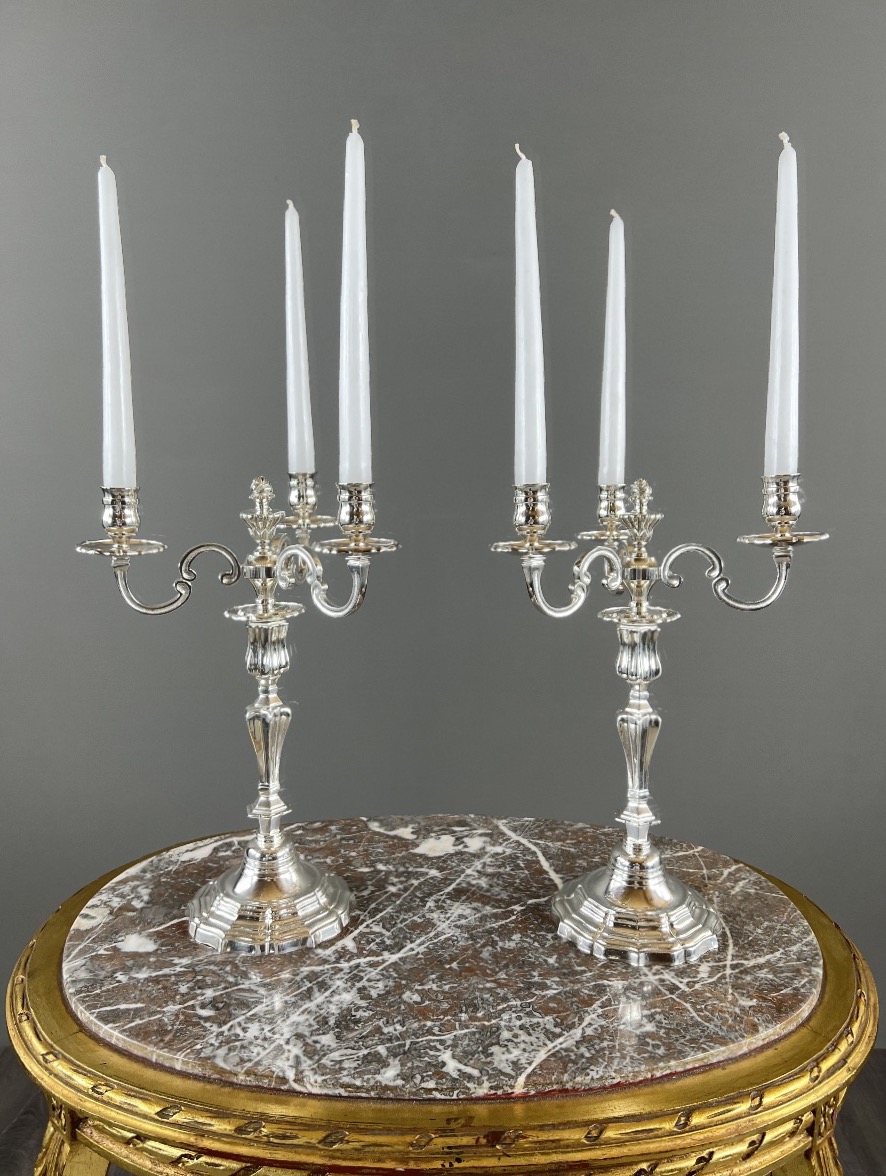 Paire de candélabres en métal argenté, style Louis XV, XXe Siècle