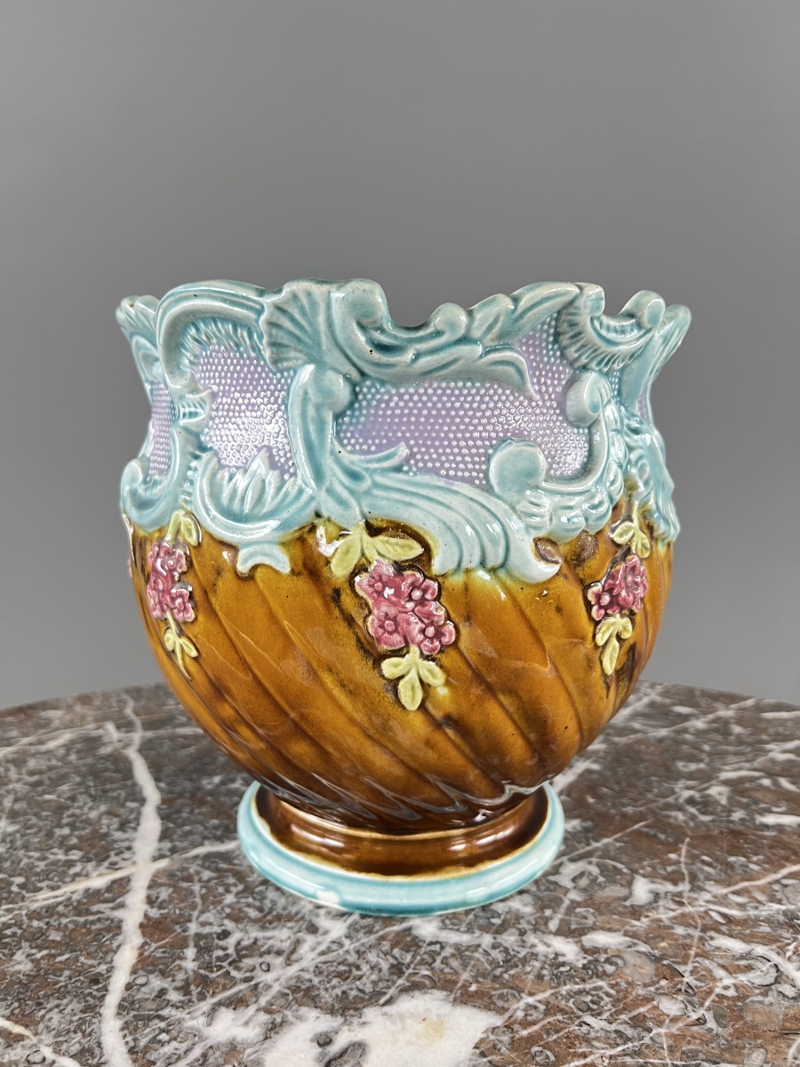 Cache-pot en céramique barbotine, décor floral en relief, fin XIXe siècle-photo-1