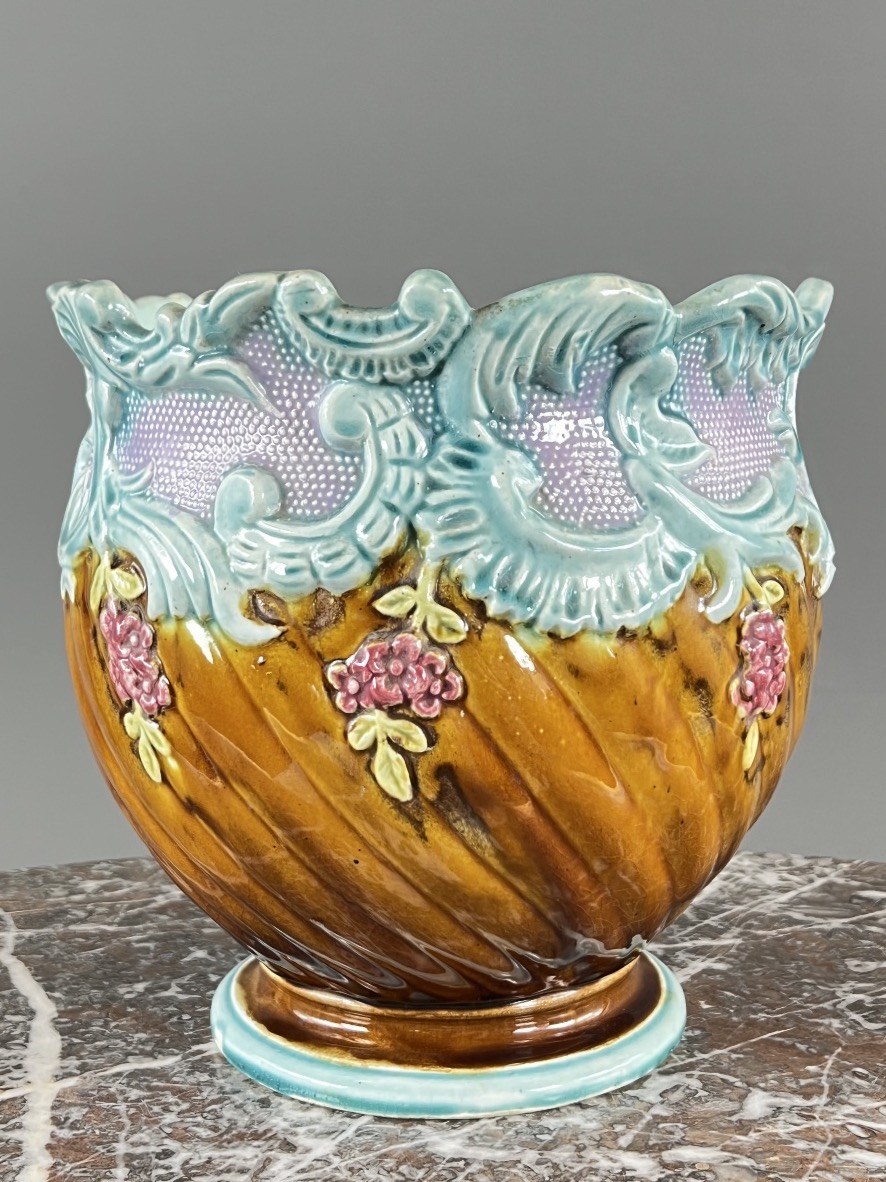 Cache-pot en céramique barbotine, décor floral en relief, fin XIXe siècle