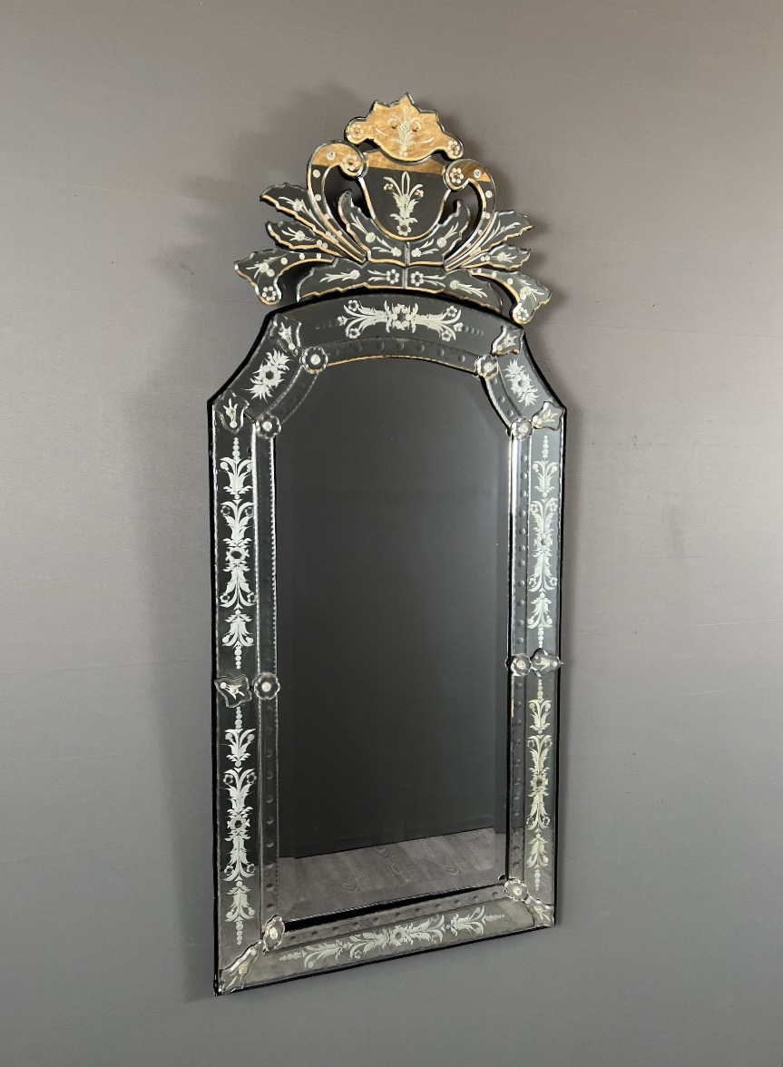 Miroir vénitien gravé à décor floral, XXe siècle