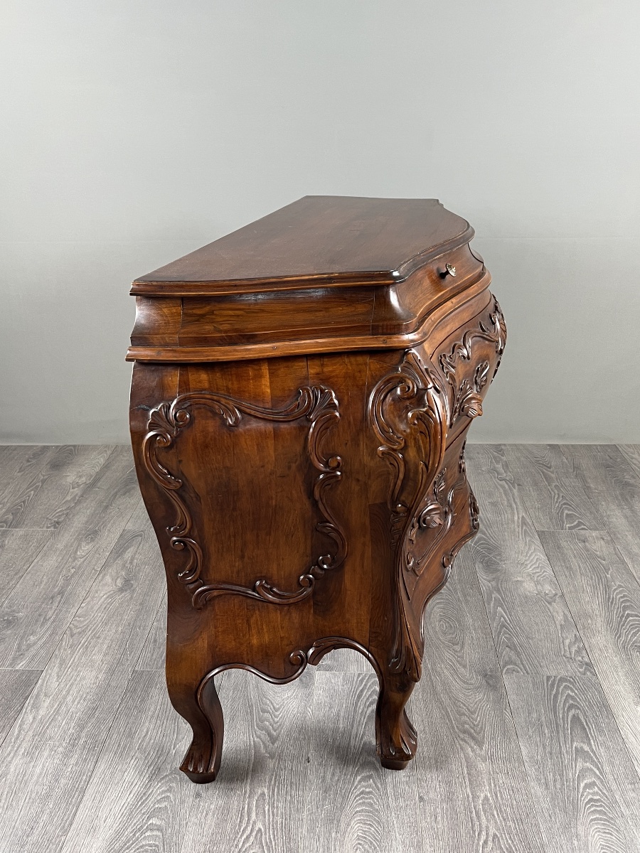 Commode galbée de style Louis XV en bois sculpté, XIXe Siècle-photo-1