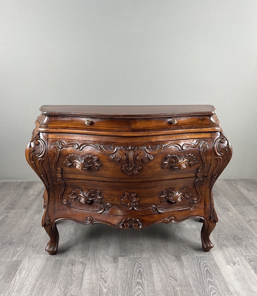 Commode galbée de style Louis XV en bois sculpté, XIXe Siècle