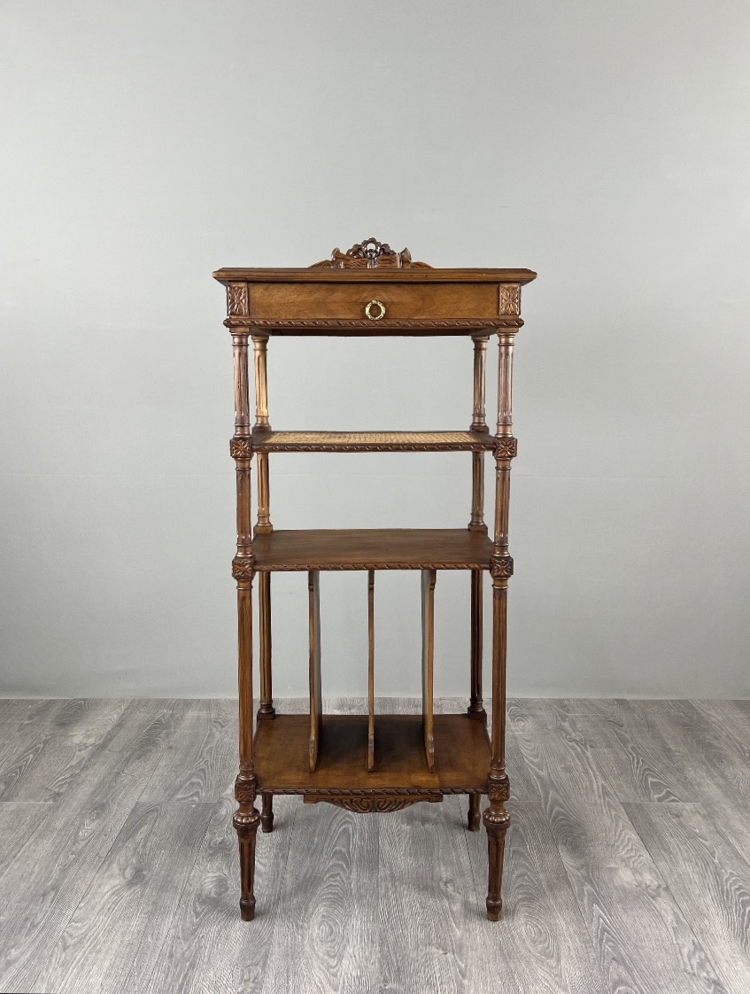 Meuble à musique de style Louis XVI en bois sculpté avec cannage, XIXe Siècle