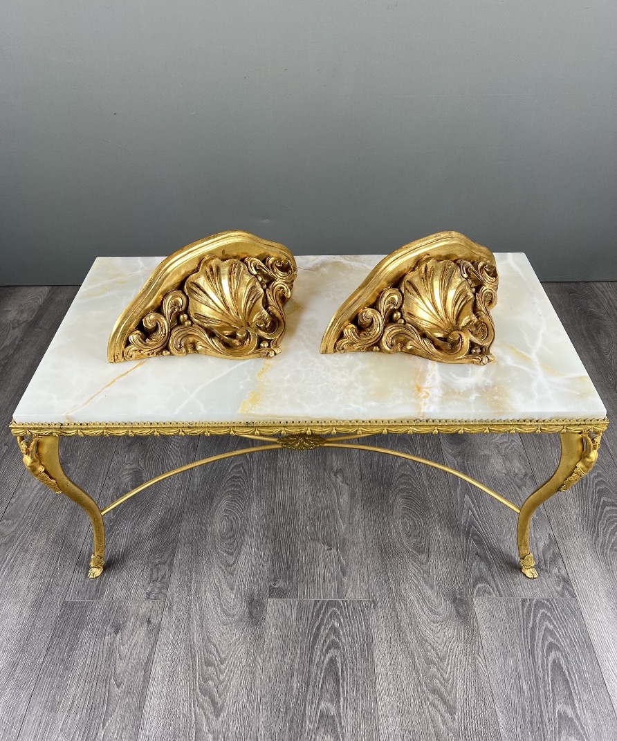 Paire de consoles murales décoratives en bois sculpté et doré, XXe Siècle