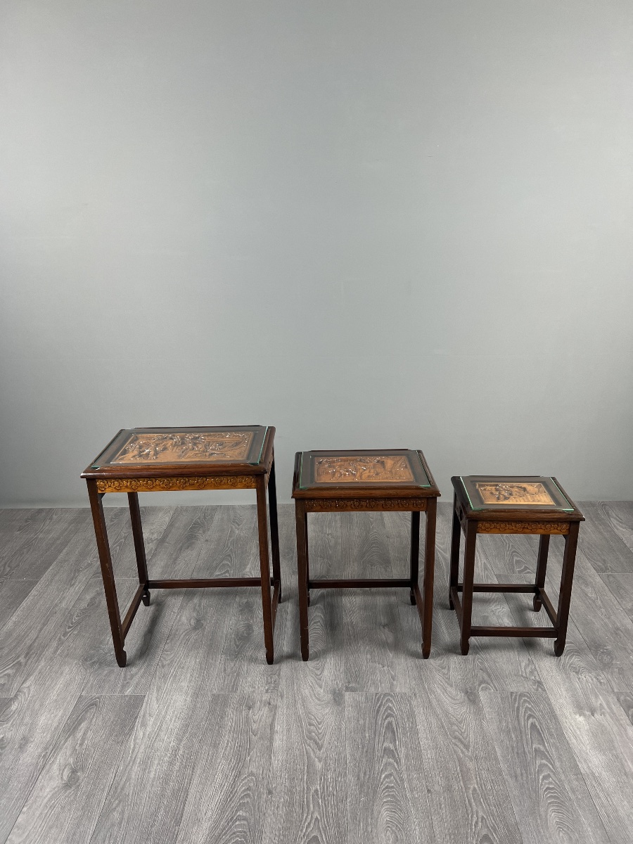 Suite de trois tables gigognes de style Chinoiserie, XXe siècle-photo-3