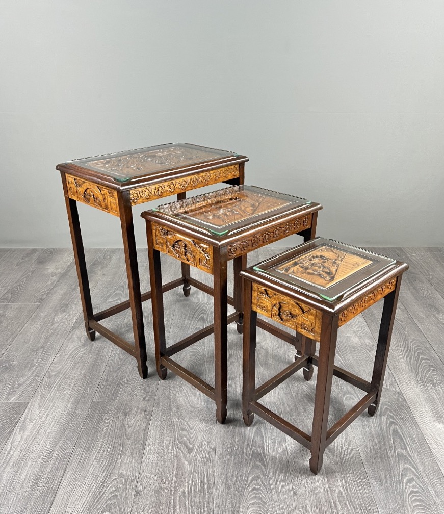 Suite de trois tables gigognes de style Chinoiserie, XXe siècle