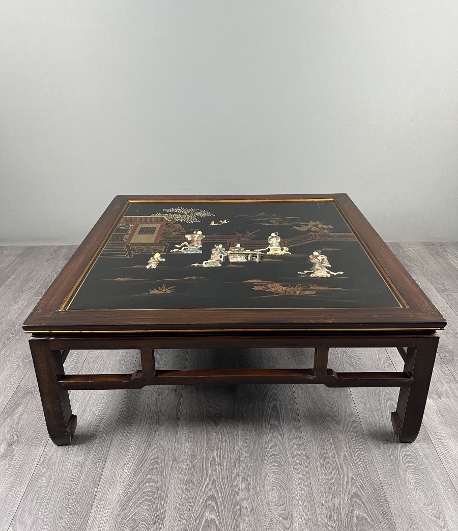 Table basse de style Chinoiserie en bois laqué et décor en nacre,  XXe Siècle