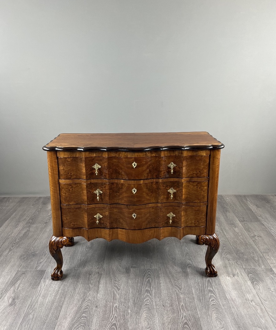Commode de style Louis XV en placage de loupe de noyer, XXe siècle-photo-2