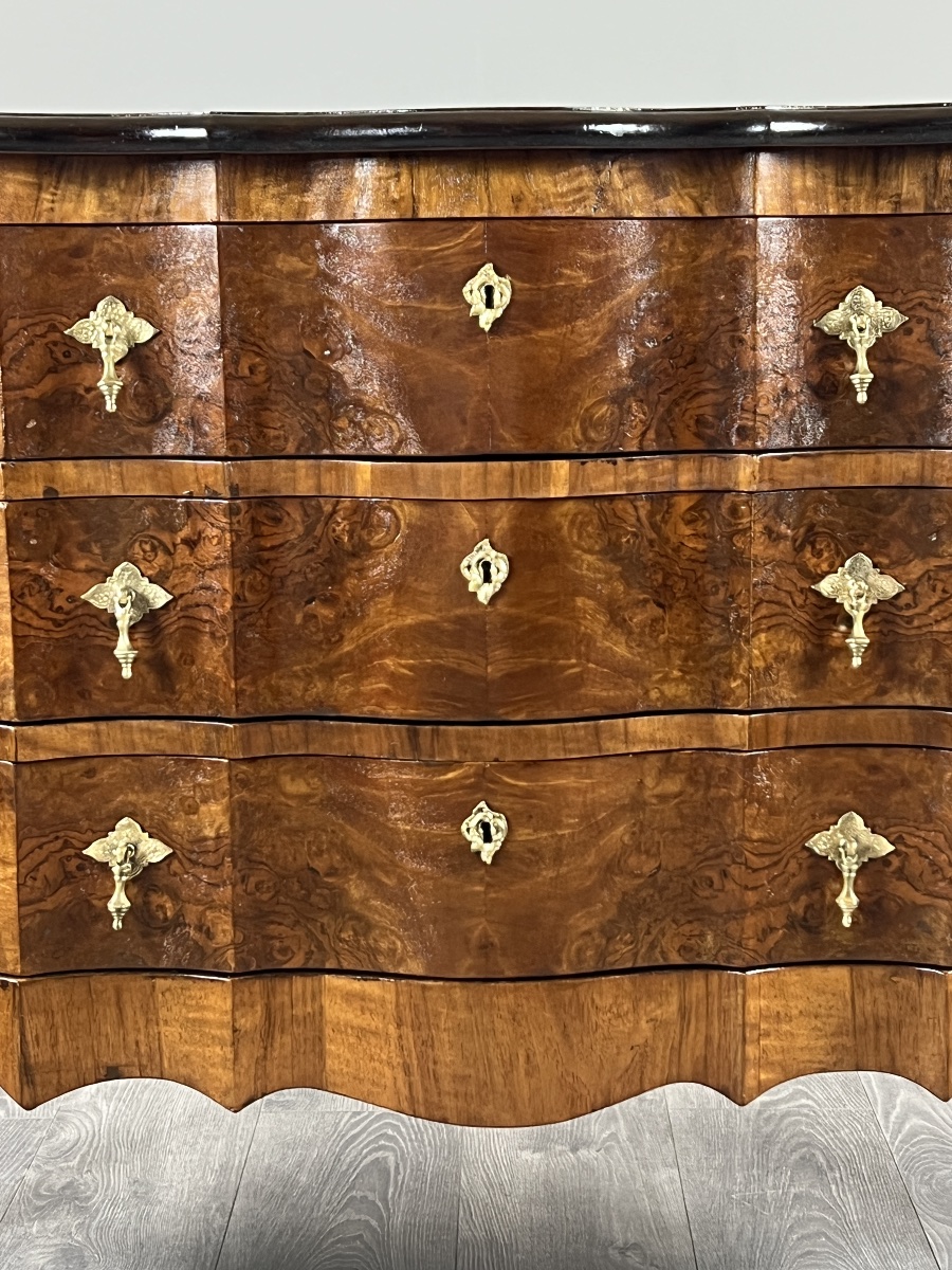 Commode de style Louis XV en placage de loupe de noyer, XXe siècle-photo-3