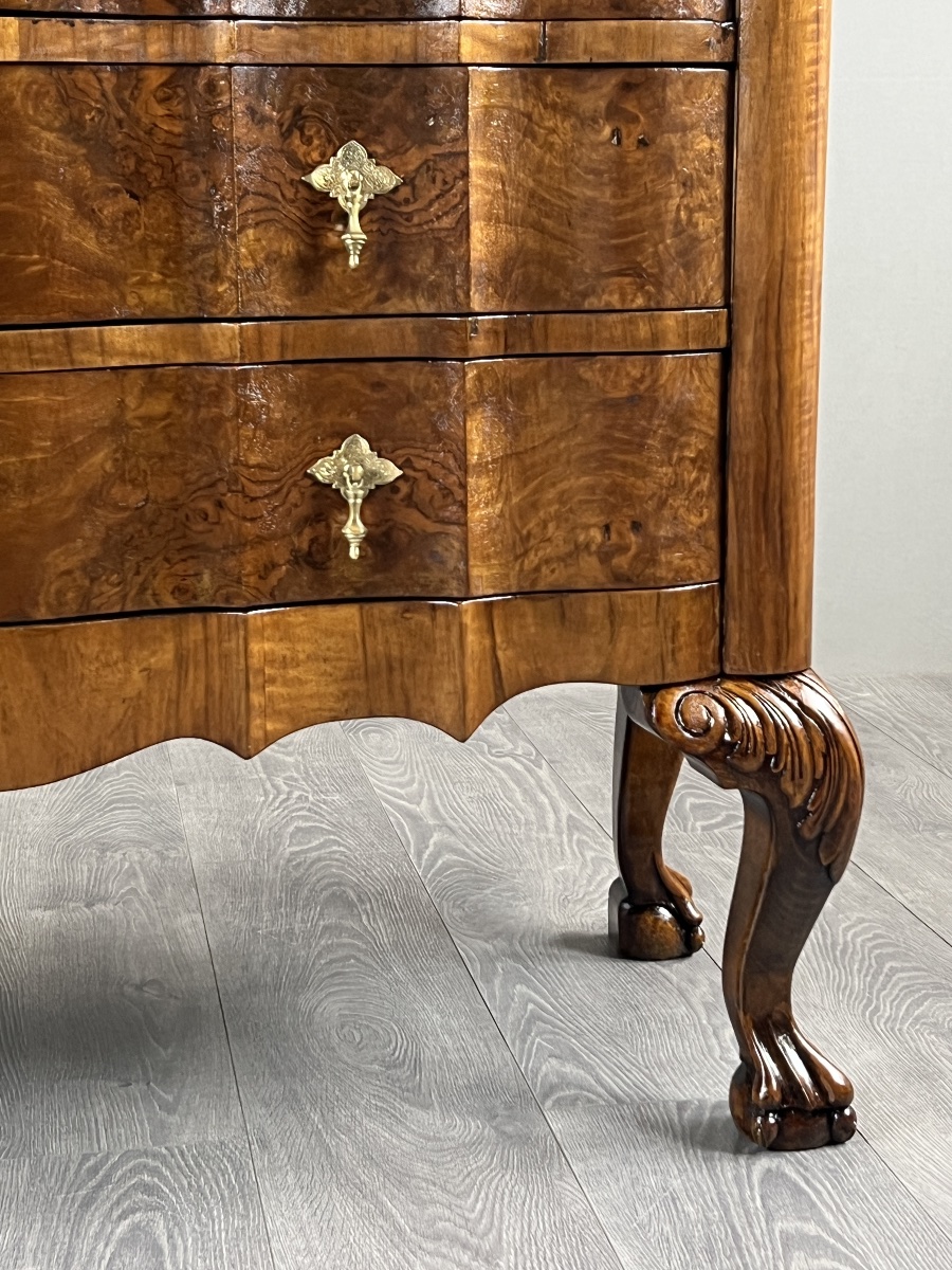 Commode de style Louis XV en placage de loupe de noyer, XXe siècle-photo-4