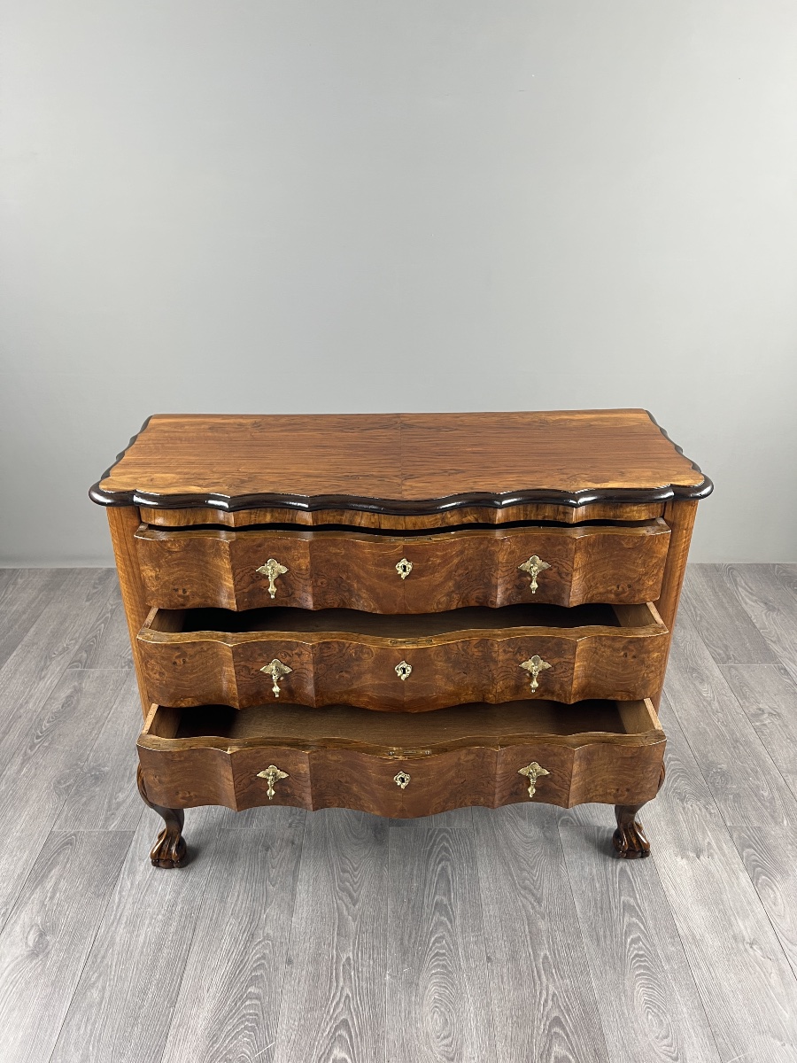 Commode de style Louis XV en placage de loupe de noyer, XXe siècle-photo-1