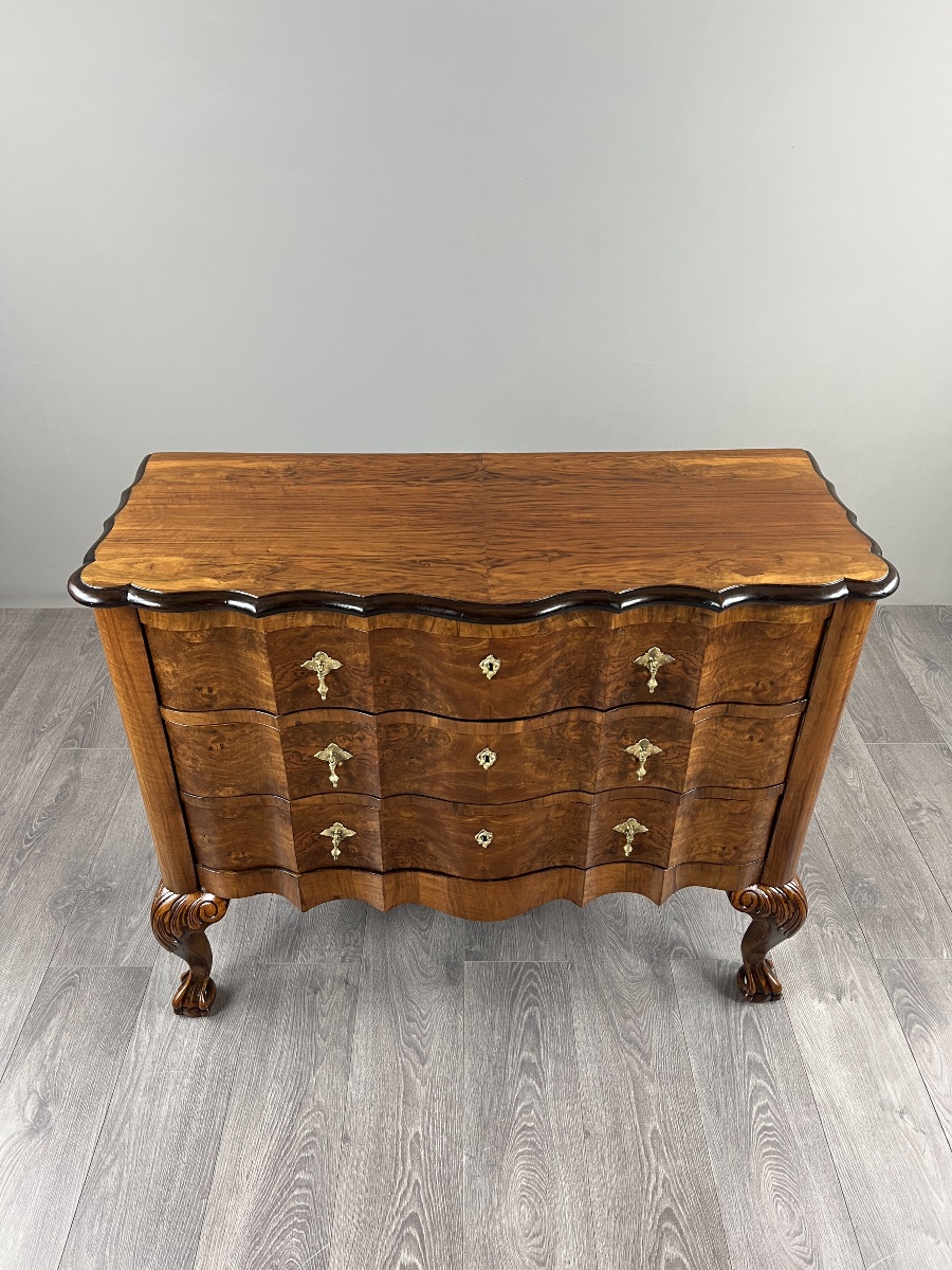 Commode de style Louis XV en placage de loupe de noyer, XXe siècle-photo-2