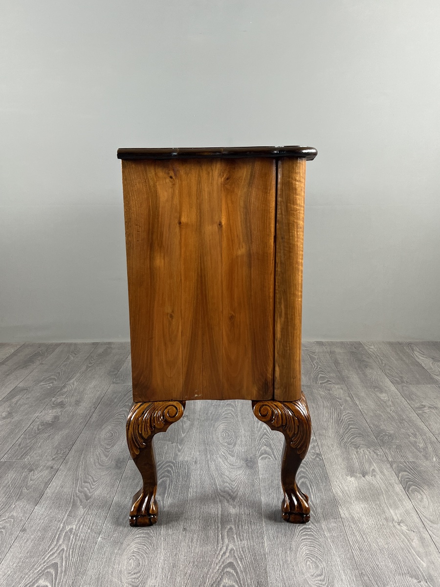 Commode de style Louis XV en placage de loupe de noyer, XXe siècle-photo-5