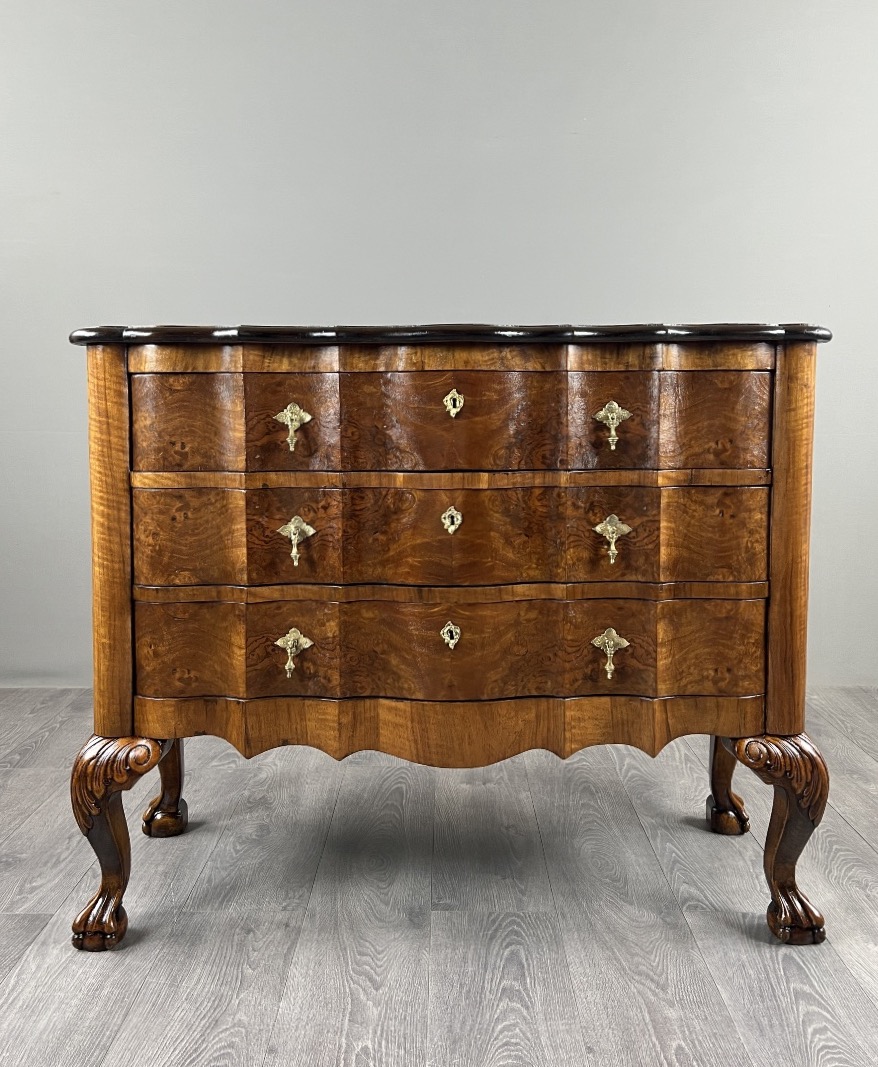 Commode de style Louis XV en placage de loupe de noyer, XXe siècle