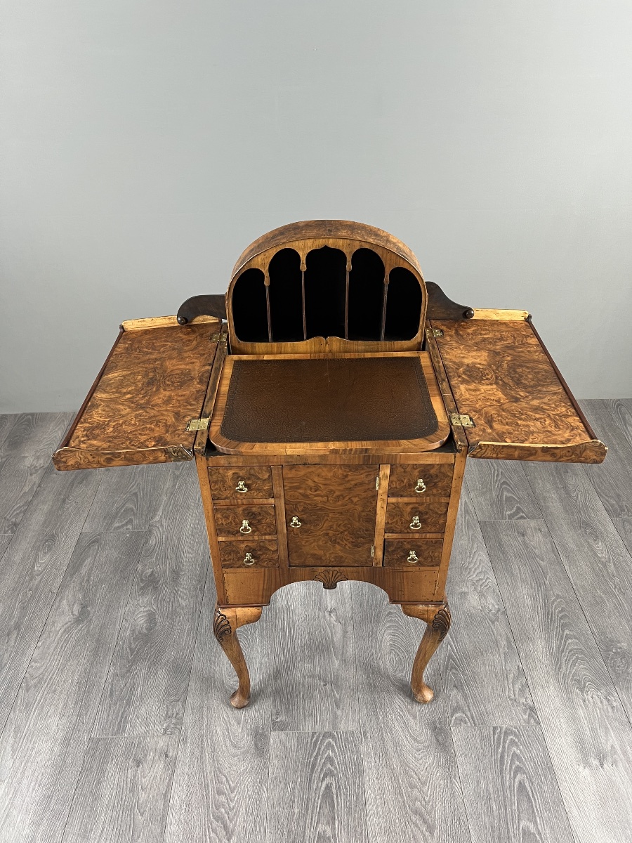 Bureau de style Queen Anne en placage de loupe de noyer, XXe siècle-photo-3