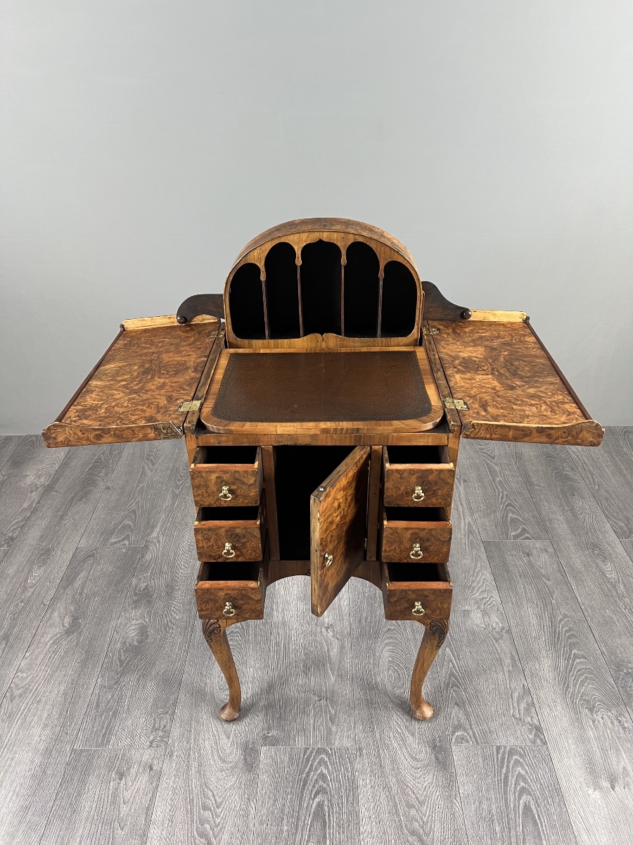 Bureau de style Queen Anne en placage de loupe de noyer, XXe siècle-photo-1