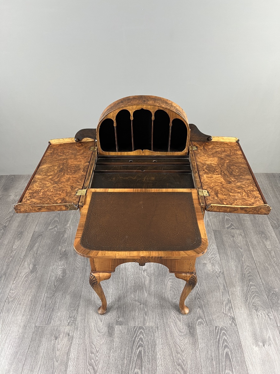Bureau de style Queen Anne en placage de loupe de noyer, XXe siècle-photo-2