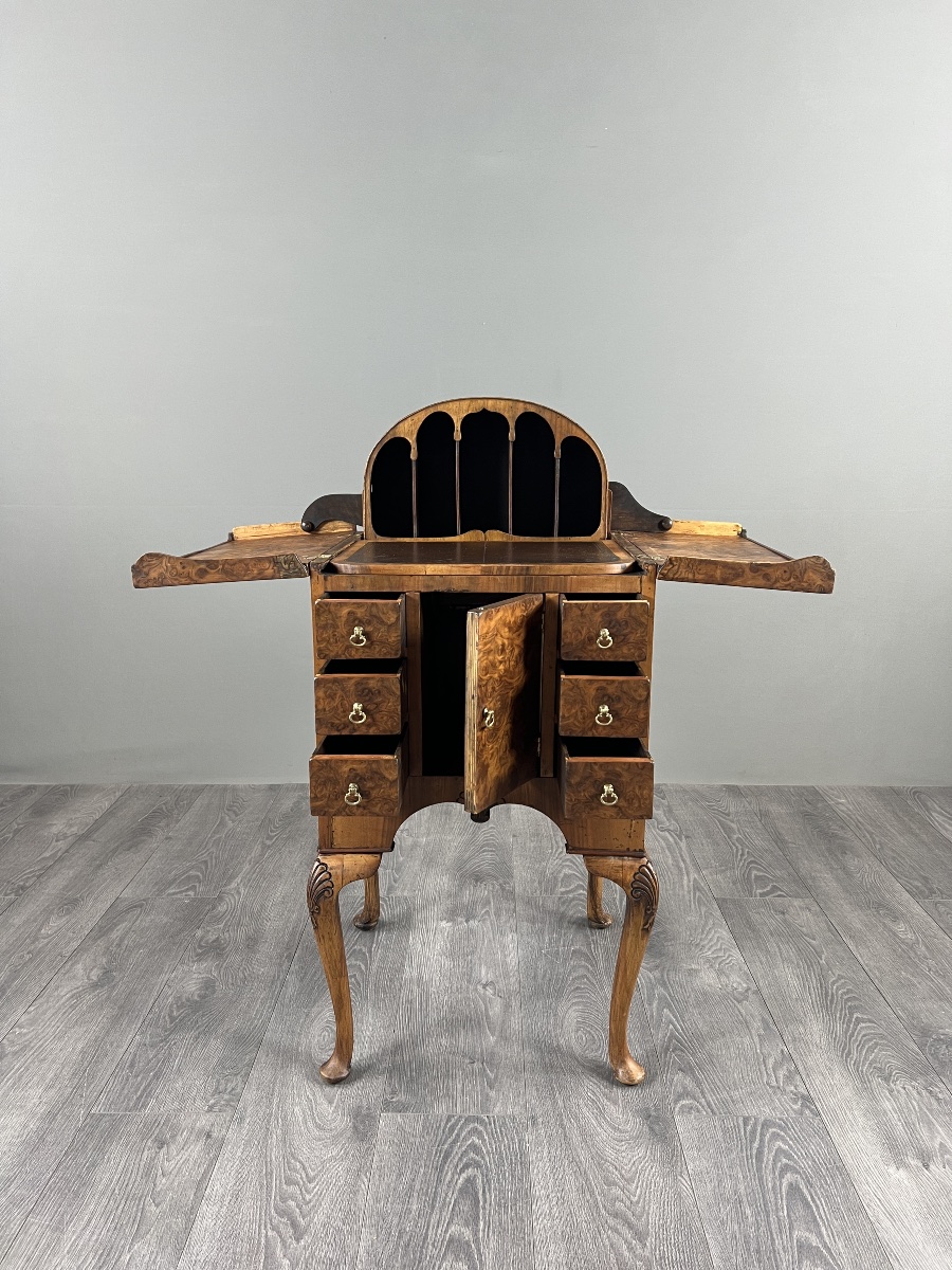 Bureau de style Queen Anne en placage de loupe de noyer, XXe siècle-photo-3