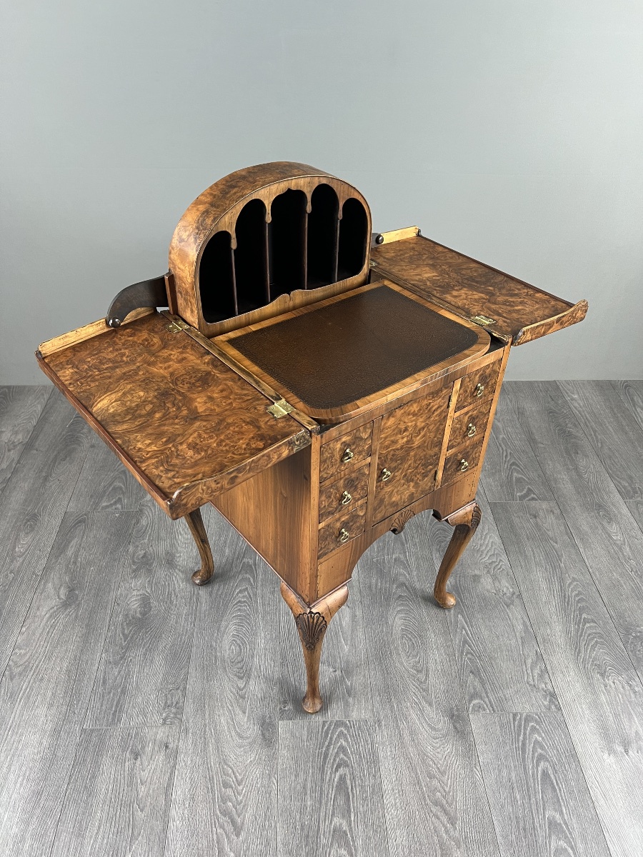 Bureau de style Queen Anne en placage de loupe de noyer, XXe siècle-photo-4