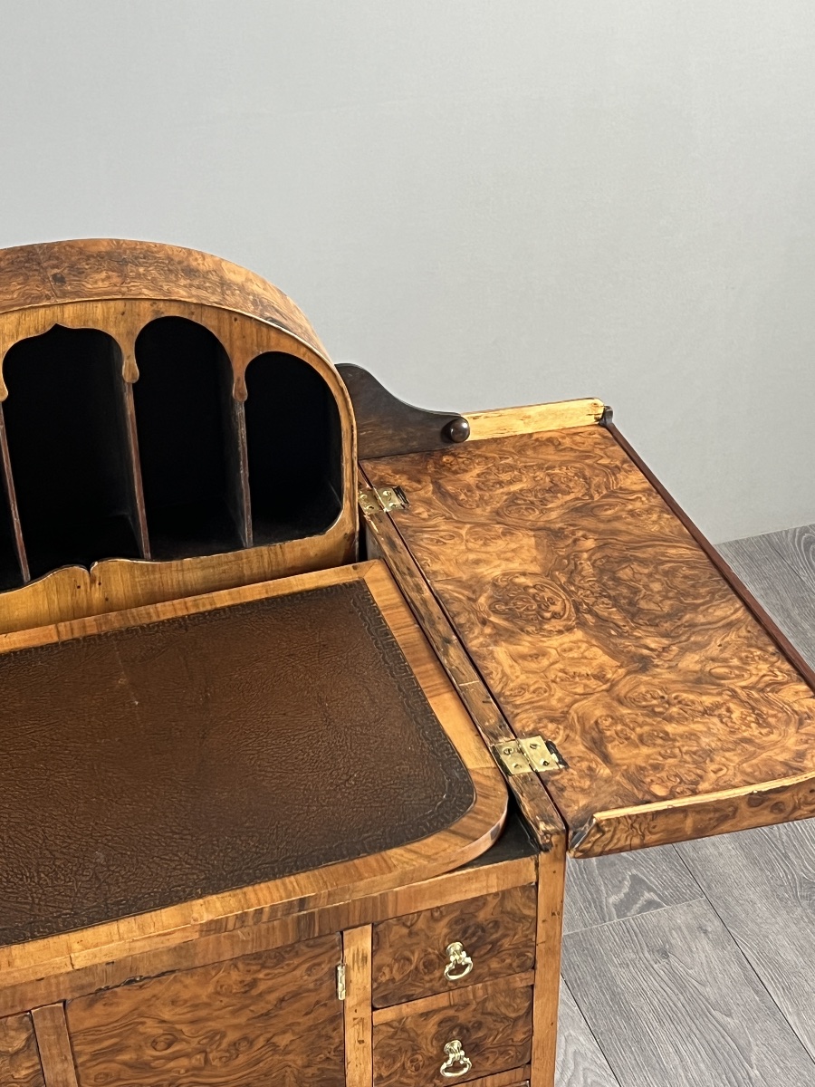 Bureau de style Queen Anne en placage de loupe de noyer, XXe siècle-photo-5