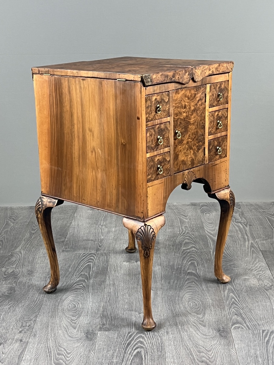 Bureau de style Queen Anne en placage de loupe de noyer, XXe siècle-photo-7