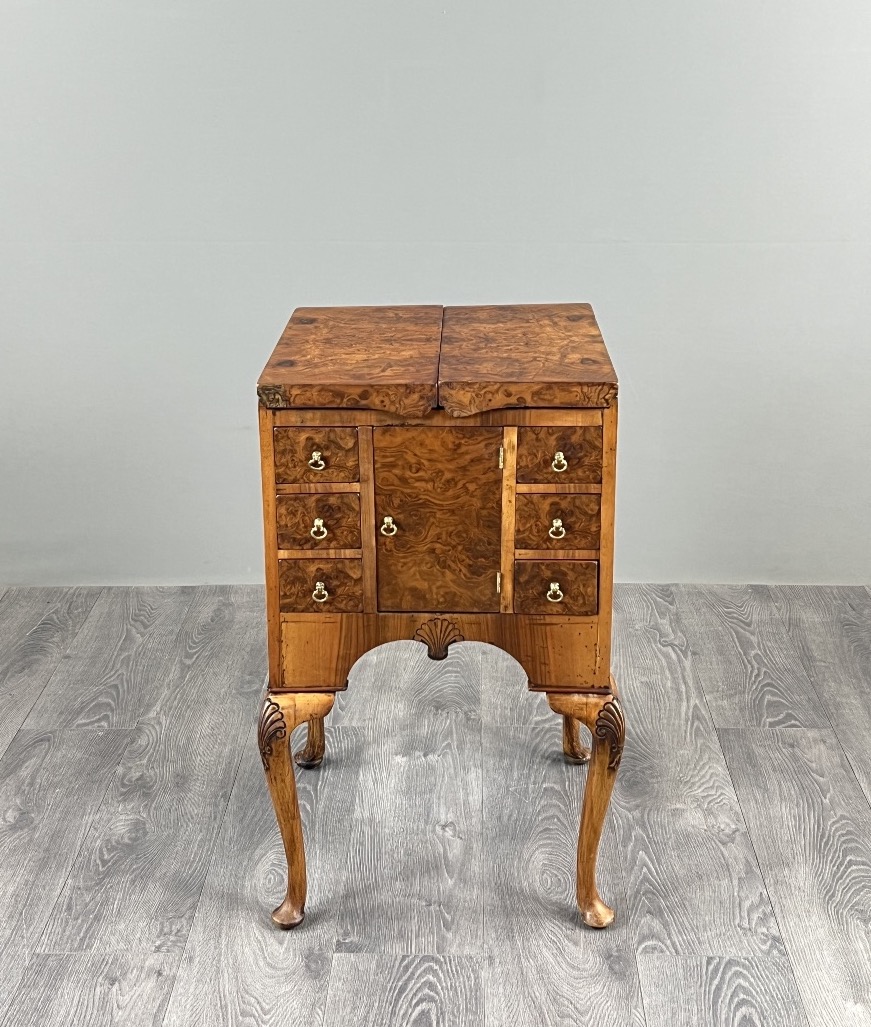 Bureau de style Queen Anne en placage de loupe de noyer, XXe siècle