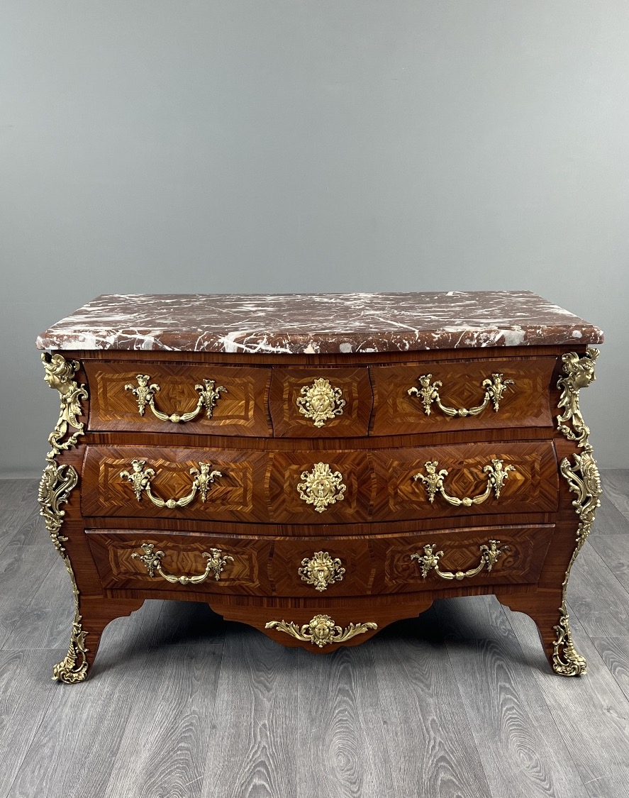 Commode de style Louis XV en marqueterie, bronzes dorés et marbre rouge, XIXe Siècle