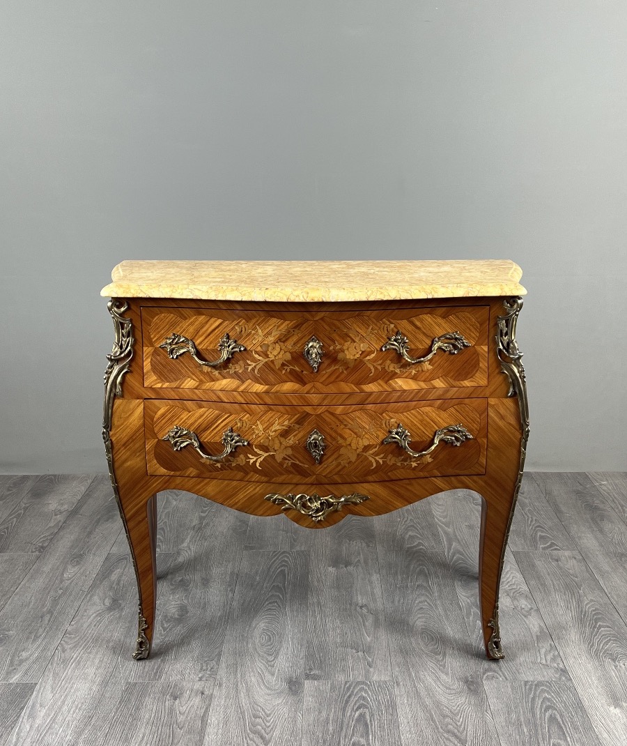 Commode galbée de style Louis XV en marqueterie, XXe Siècle