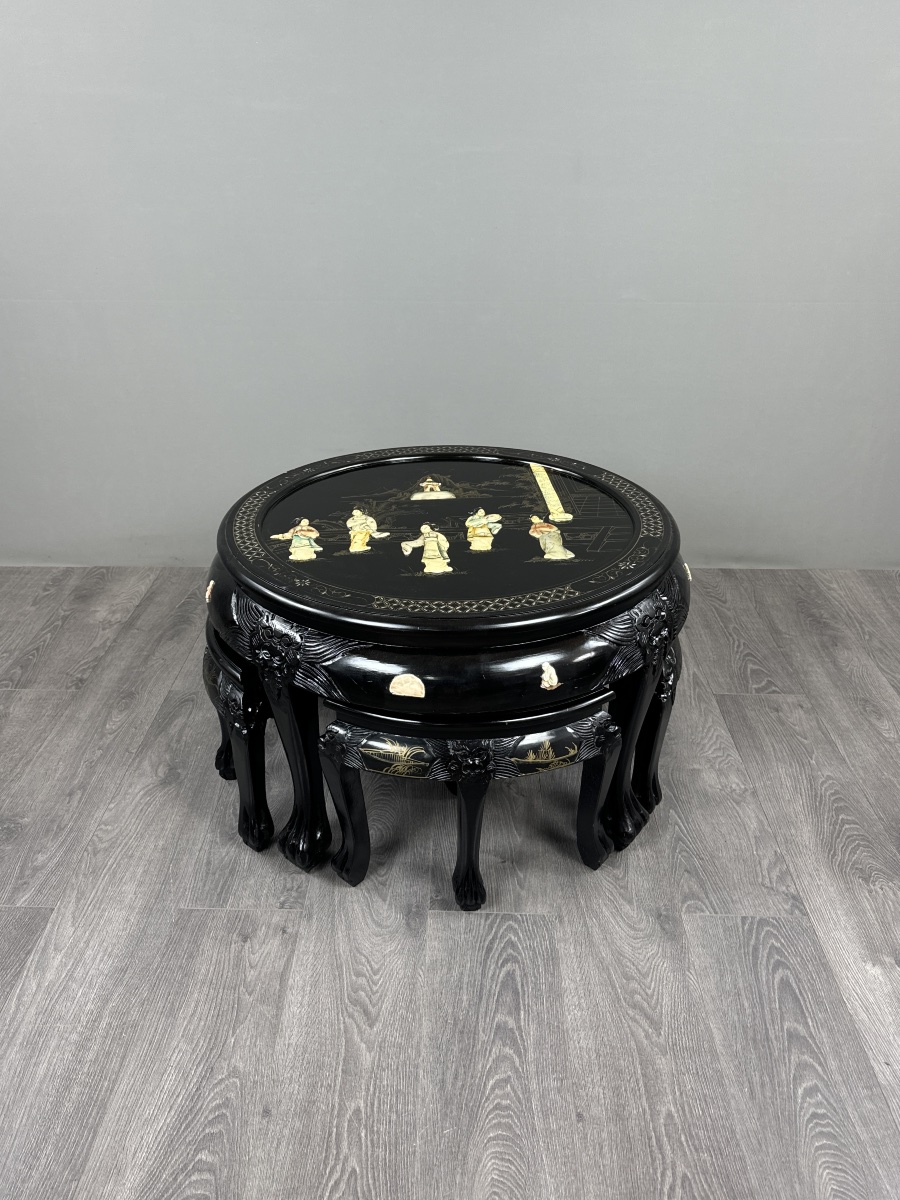 Table asiatique en bois laqué noir avec quatre tabourets, XXe Siècle-photo-2