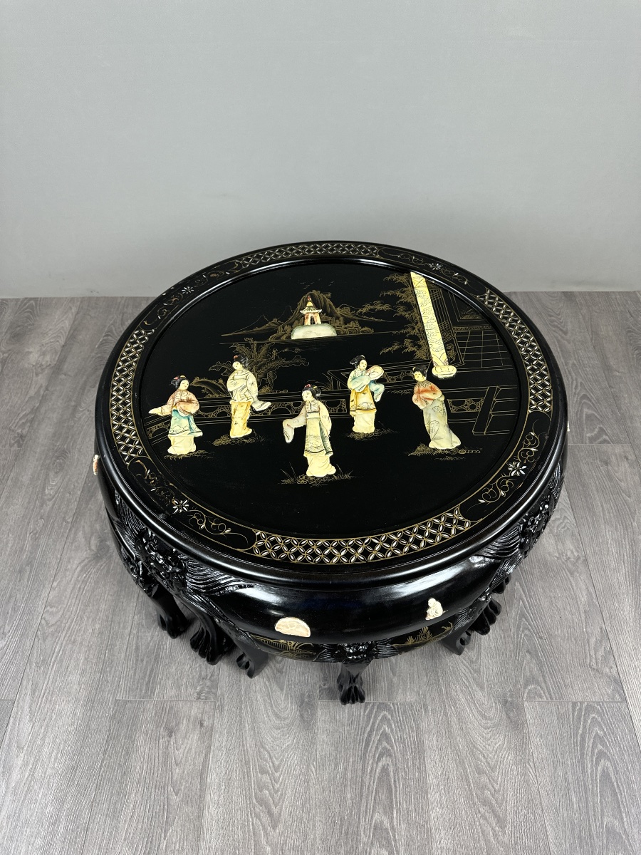 Table asiatique en bois laqué noir avec quatre tabourets, XXe Siècle-photo-3
